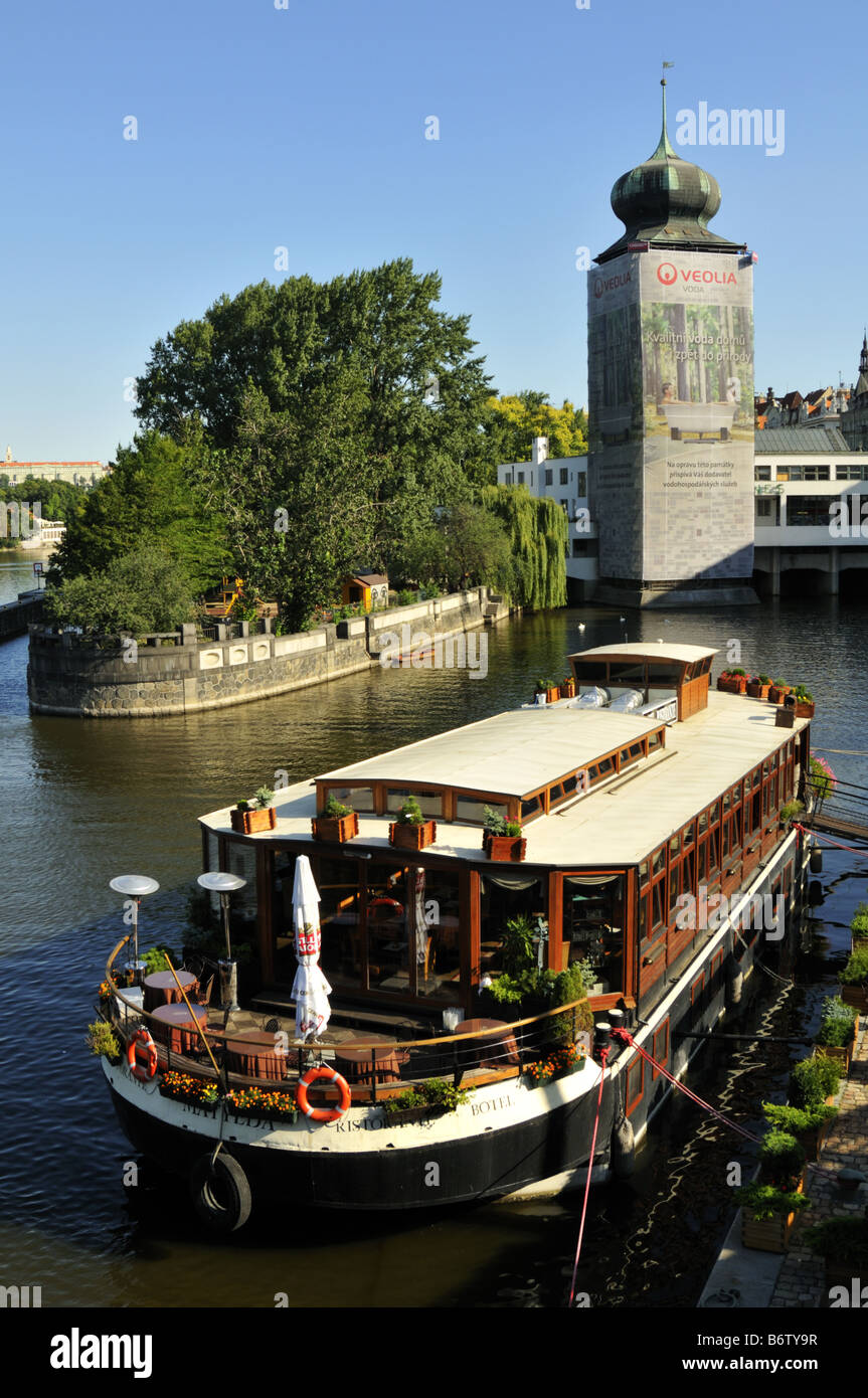 Hotel galleggiante ristorante sul fiume Vltava, Praga. Foto Stock