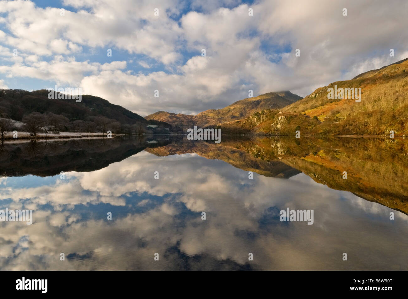 Llyn Dinas lago del Nant Gwynant valley Snowdonia Foto Stock