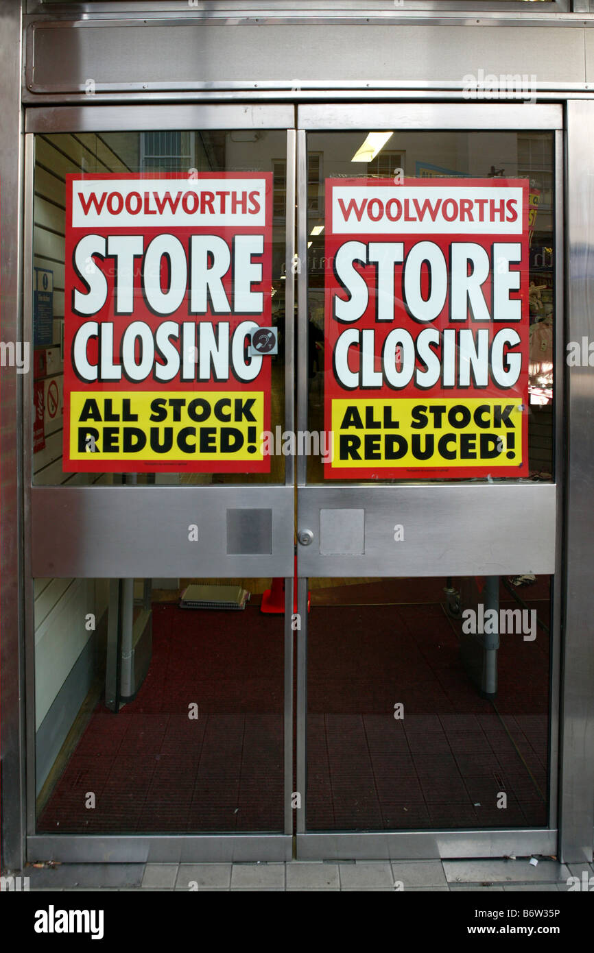 Woolworths porte chiuse per il tempo finale con vendita manifesti ancora appeso Foto Stock