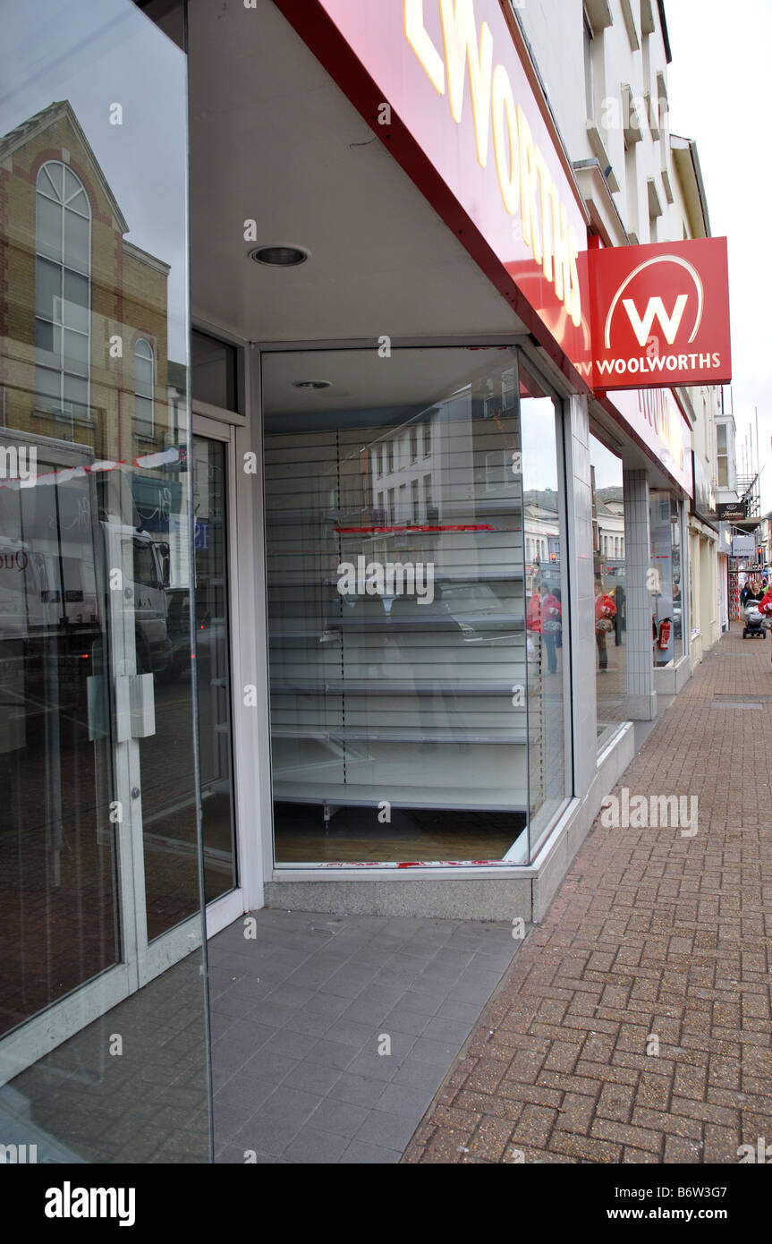 Woolworths Store Closing, Empty Hight Street Shop, Newport, Isle Of Wight, Inghilterra, Regno Unito, Gb. Foto Stock