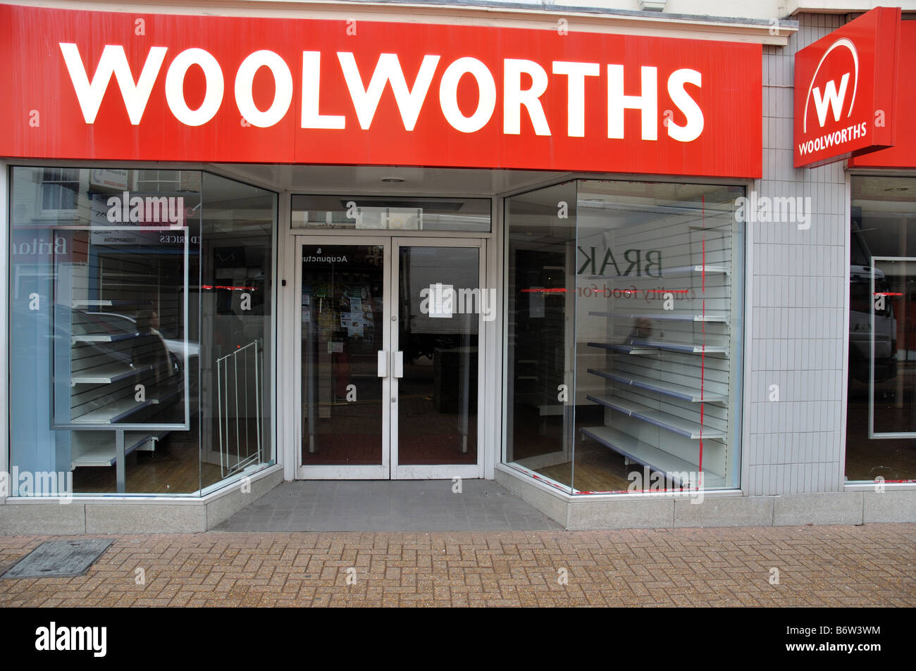 Woolworths Store Closing, Empty Hight Street Shop, Newport, Isle Of Wight, Inghilterra, Regno Unito, Gb. Foto Stock