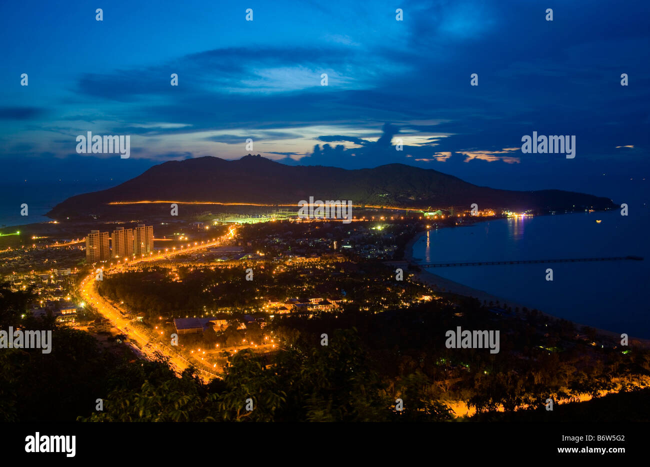 Cina,Hainan,Sanya,scena urbana,ACCESA,Sky Foto Stock