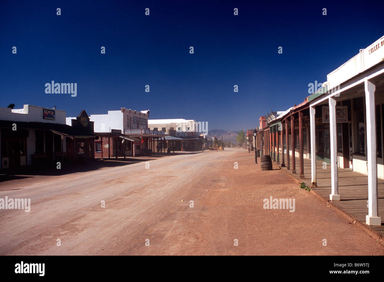 Guardando verso ovest lungo il polveroso Allen Street, oggetto contrassegnato per la rimozione definitiva, Arizona Cochise County, STATI UNITI D'AMERICA Foto Stock