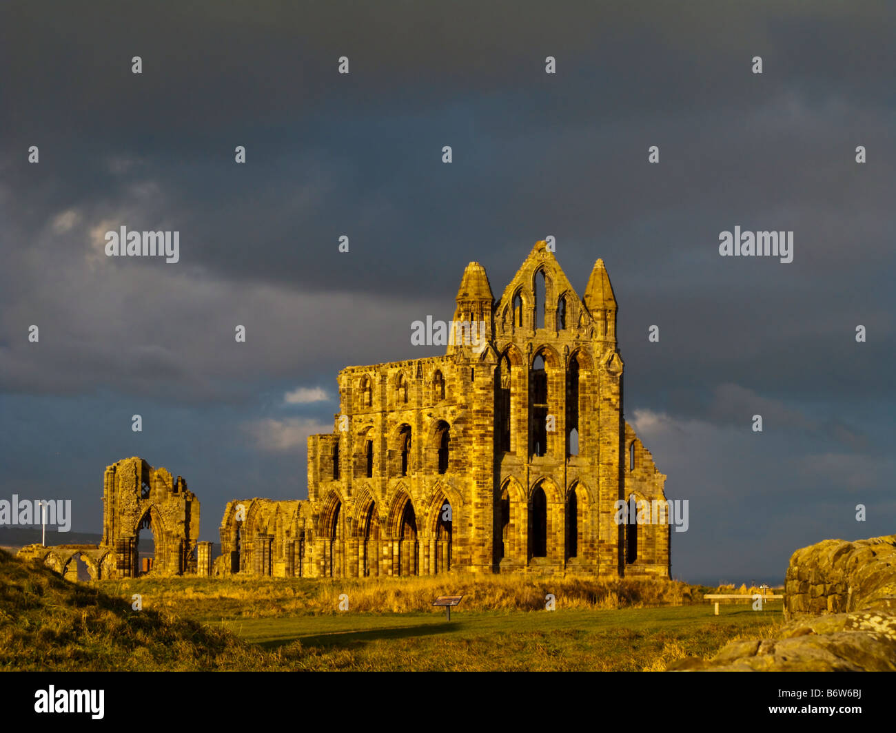 Whitby Abbey struttura sole riflettente con il grigio cielo molto nuvoloso Foto Stock