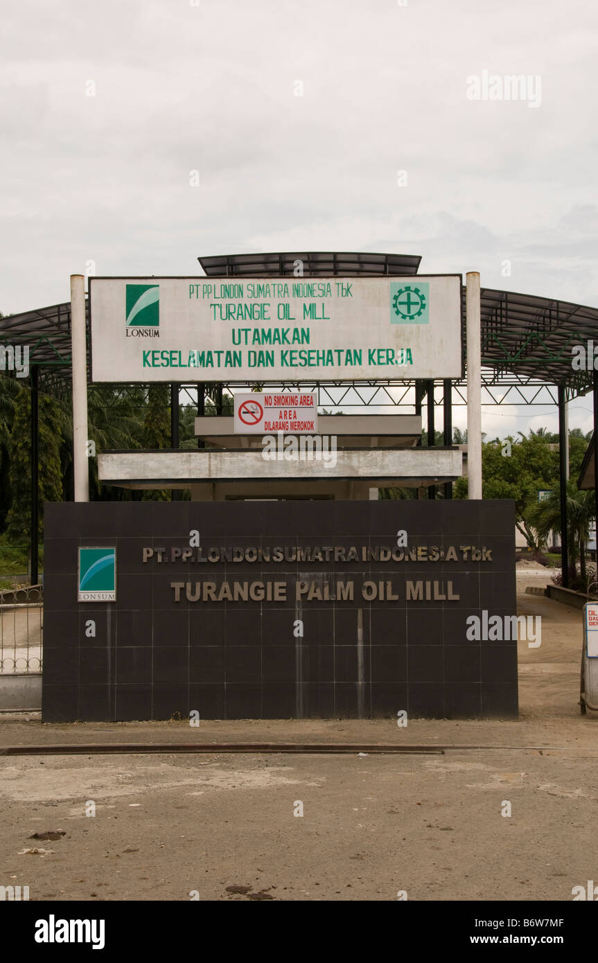 Entrata principale Turangie palm oil mill, Sumatra, Indonesia Foto Stock