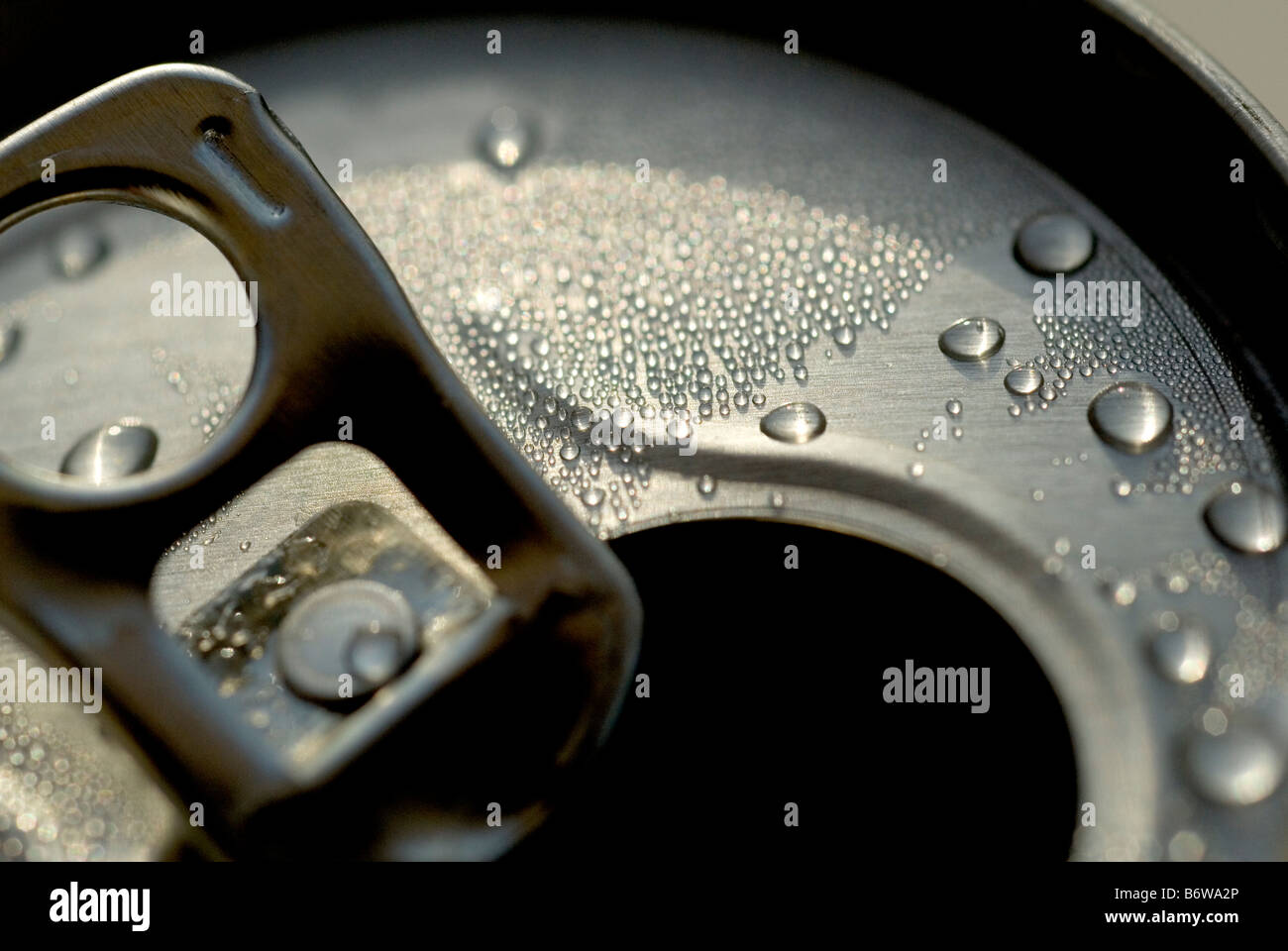 Colpo di una lattina per bevande che mostra un ingrandimento del dettaglio l'anello a tirare e gocce di umidità Foto Stock