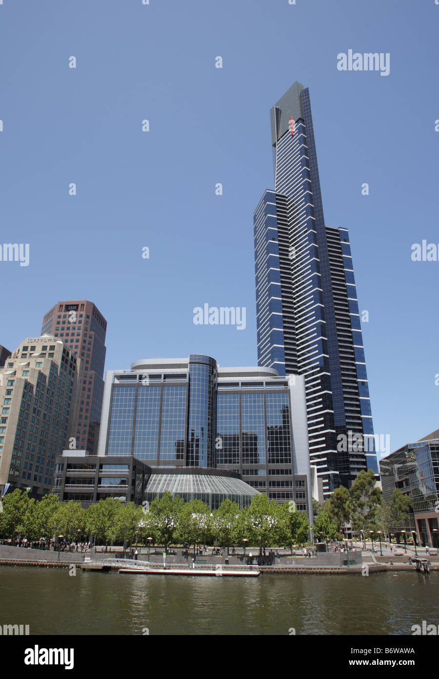 Vista di Southbank e Eureka Tower attraverso il Fiume Yarra, Melbourne, Australia. Foto Stock