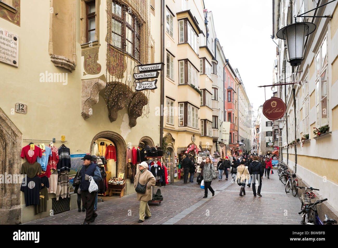 Negozi nel centro della Città Vecchia (Altstadt) a Natale, Innsbruck, in Tirolo, Austria Foto Stock