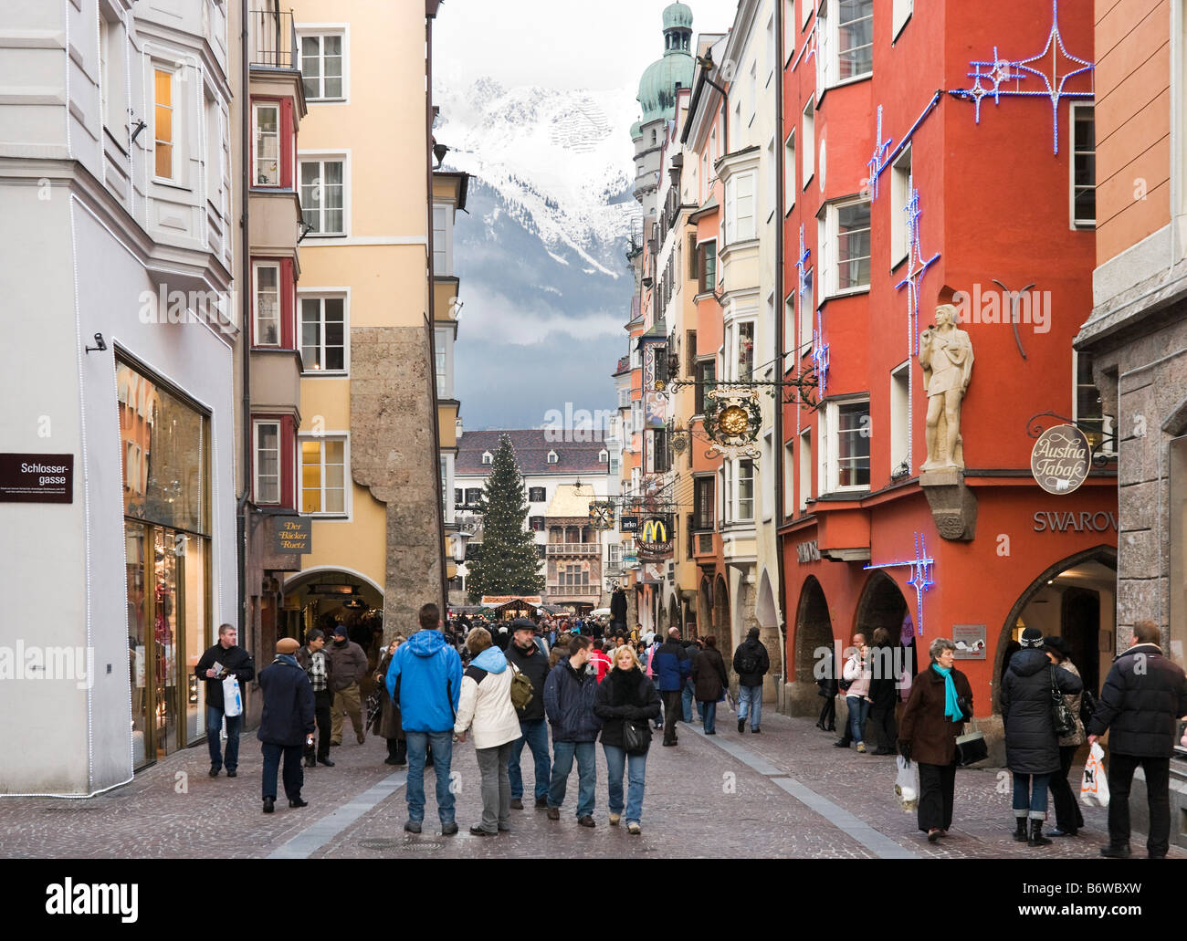 Herzog Friedrich Strasse nel centro della Città Vecchia (Altstadt) a Natale, Innsbruck, in Tirolo, Austria Foto Stock