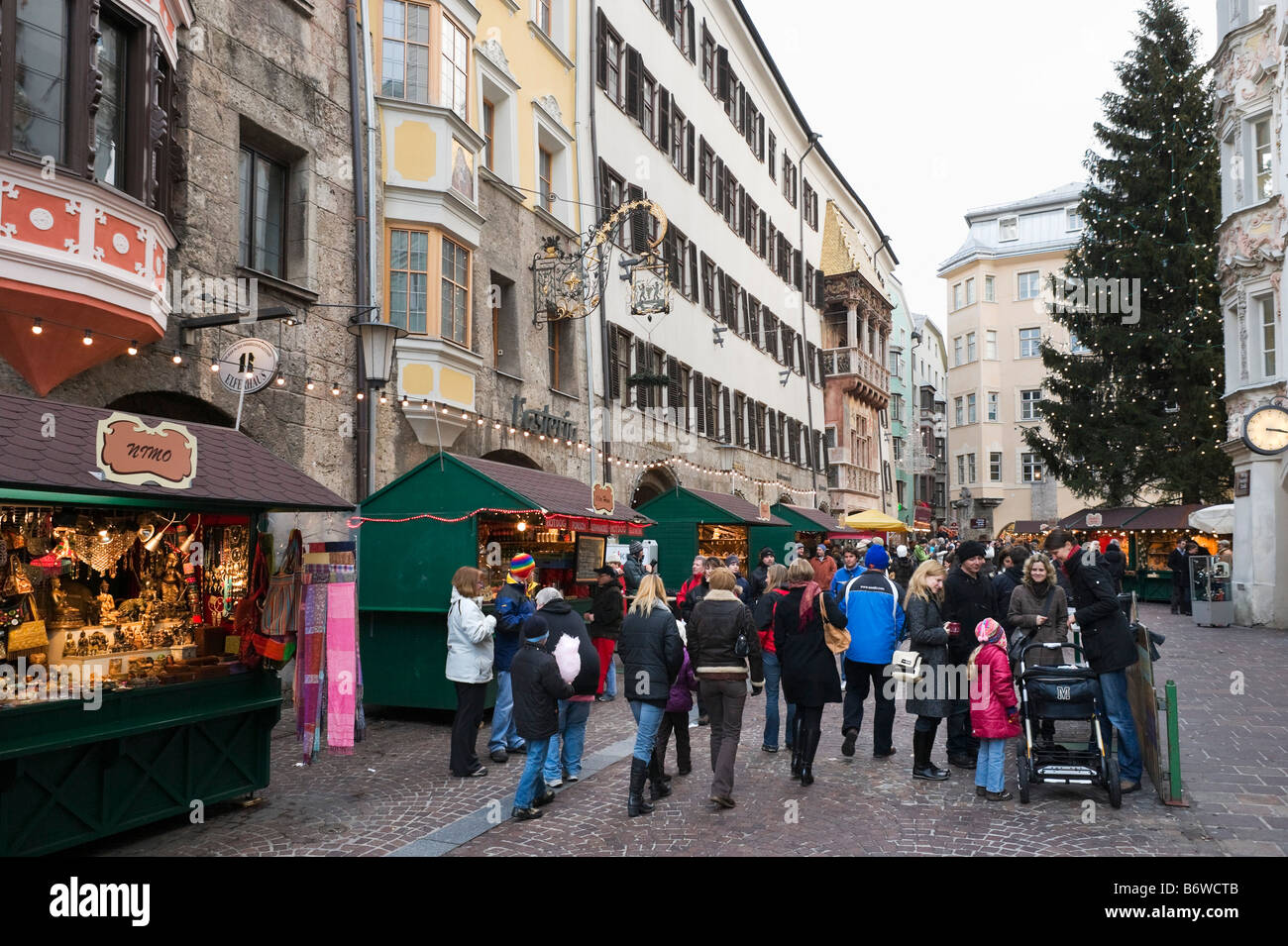 Mercatino di Natale a Herzog Friedrich Strasse nel centro storico (Altstadt), Innsbruck, in Tirolo, Austria Foto Stock