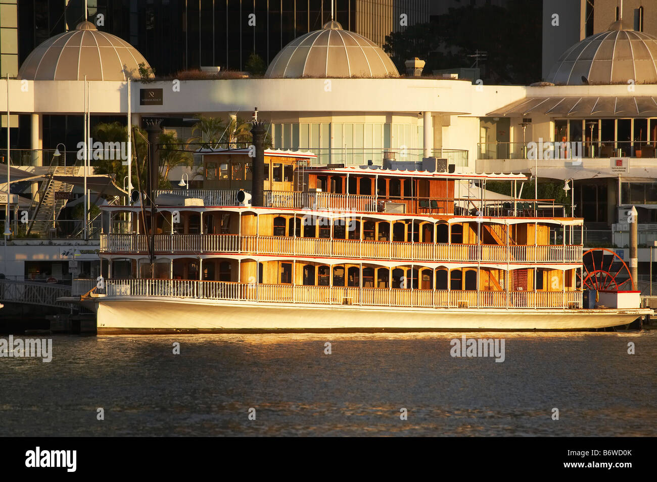 Presto luce sul battello a vapore e moderni edifici del Fiume Brisbane Queensland Brisbane Australia Foto Stock