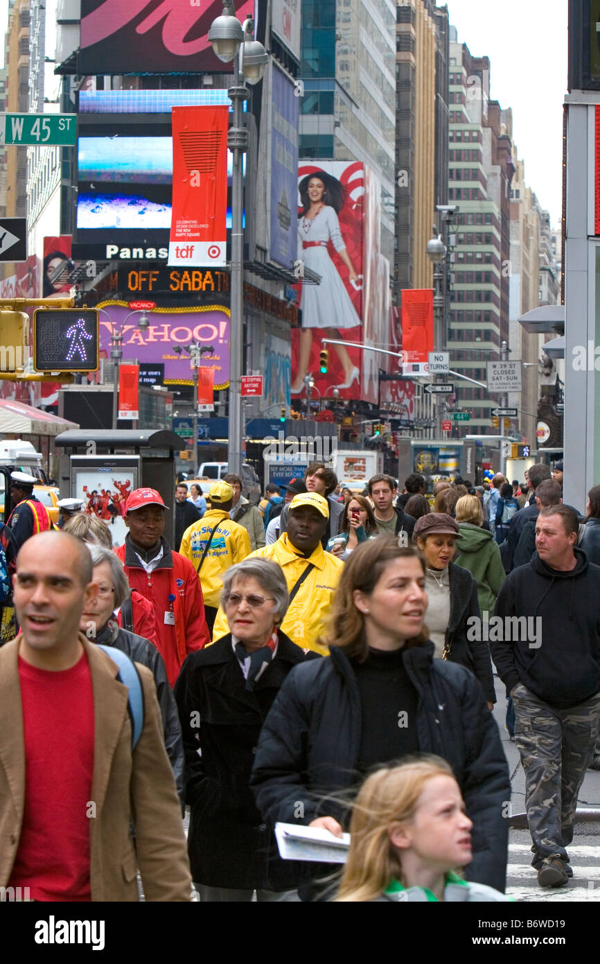 Pedoni che attraversano la strada in Times Square Manhattan New York City New York STATI UNITI D'AMERICA Foto Stock