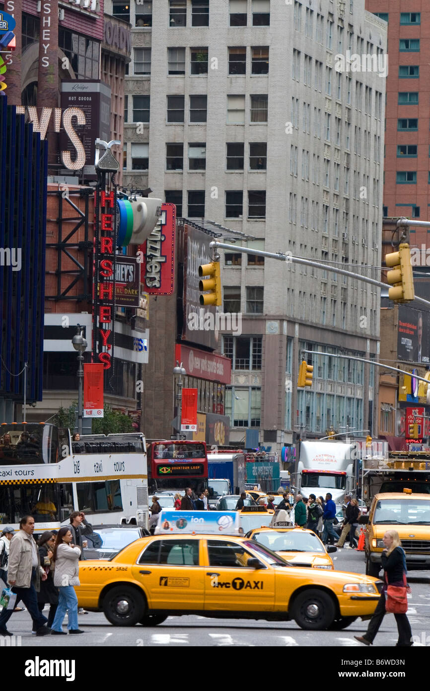Taxi in Times Square Manhattan New York City New York STATI UNITI D'AMERICA Foto Stock