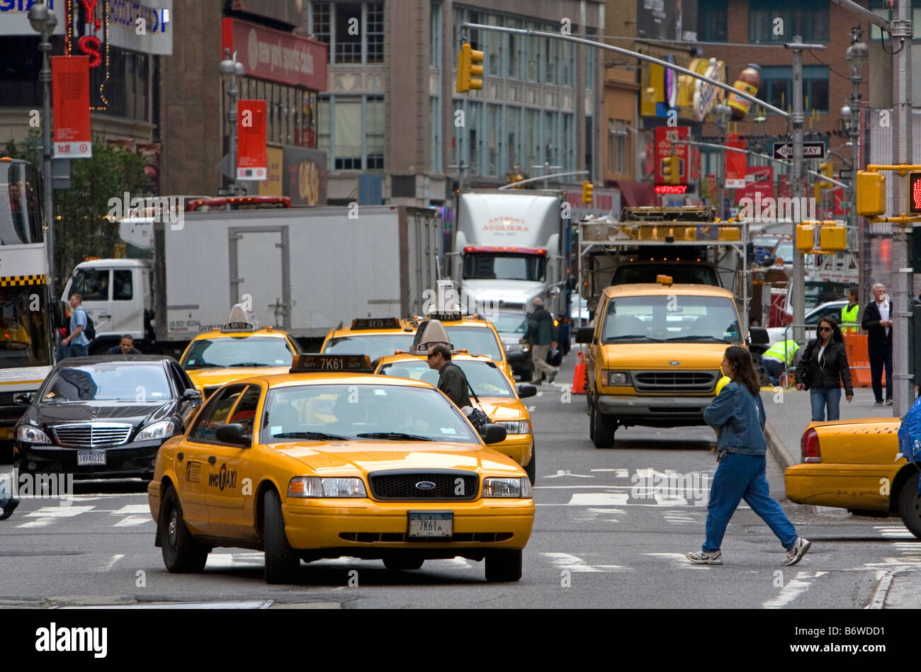 Taxicabs in Times Square Manhattan New York City New York STATI UNITI D'AMERICA Foto Stock