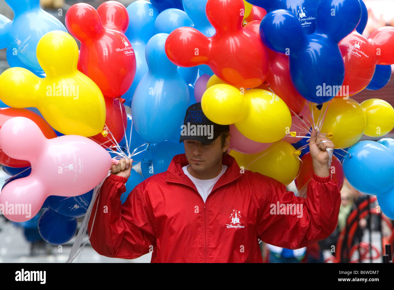 Promozionali palloncini Disney essendo distribuite in Times Square Manhattan New York City New York STATI UNITI D'AMERICA Foto Stock