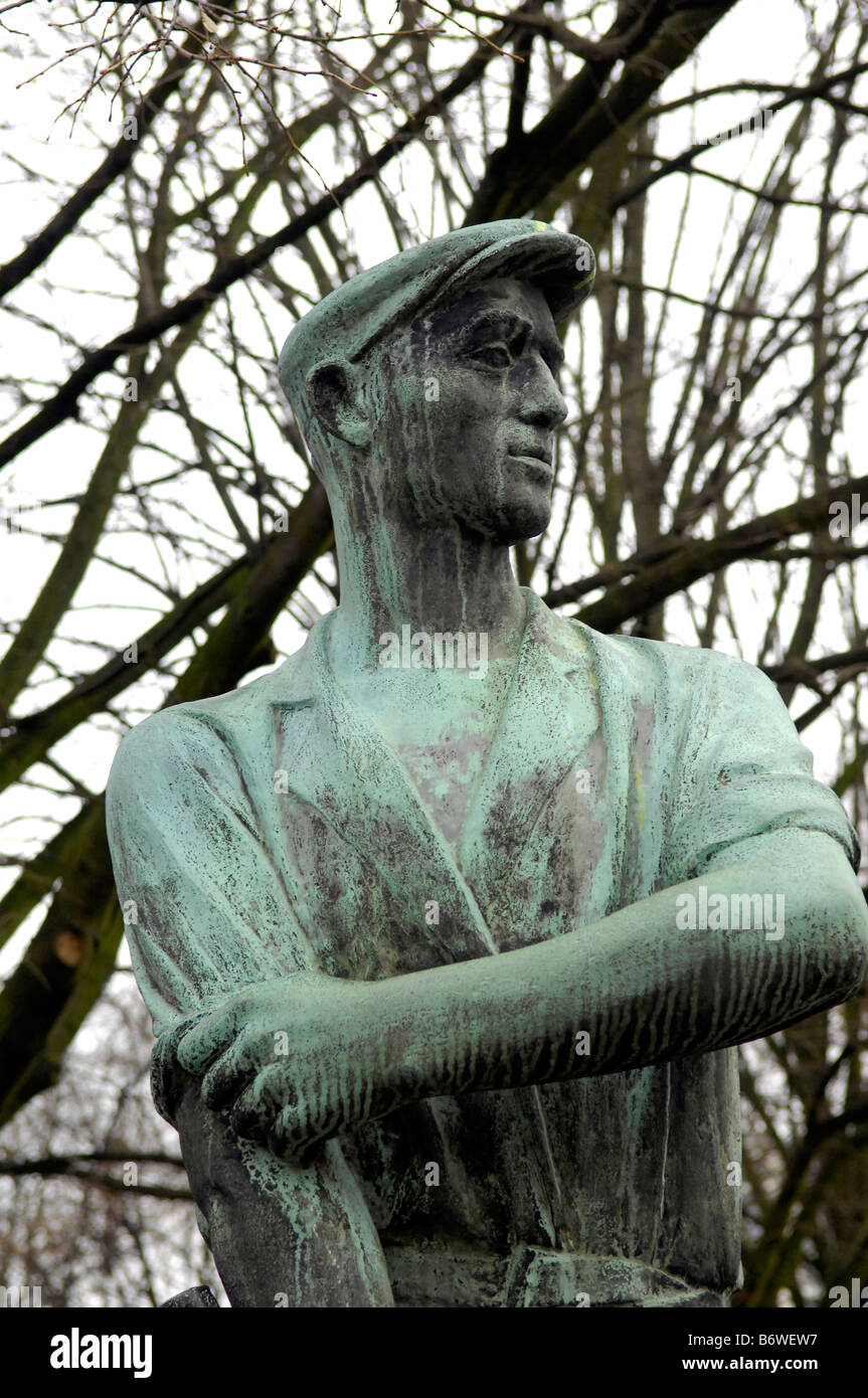 Statua lavoratore Berlin Germania Germania Germania orientale scultura Alexanderplatz Viaggi turismo Rotes Rathaus red town hall socilai Foto Stock