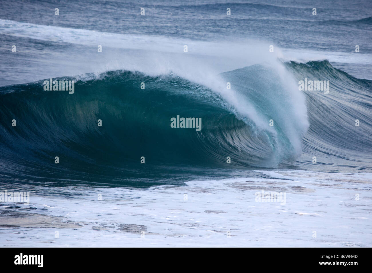 Grande onda crash con grande tubo in corrispondenza di Guincho beach,Sintra, Portogallo Foto Stock