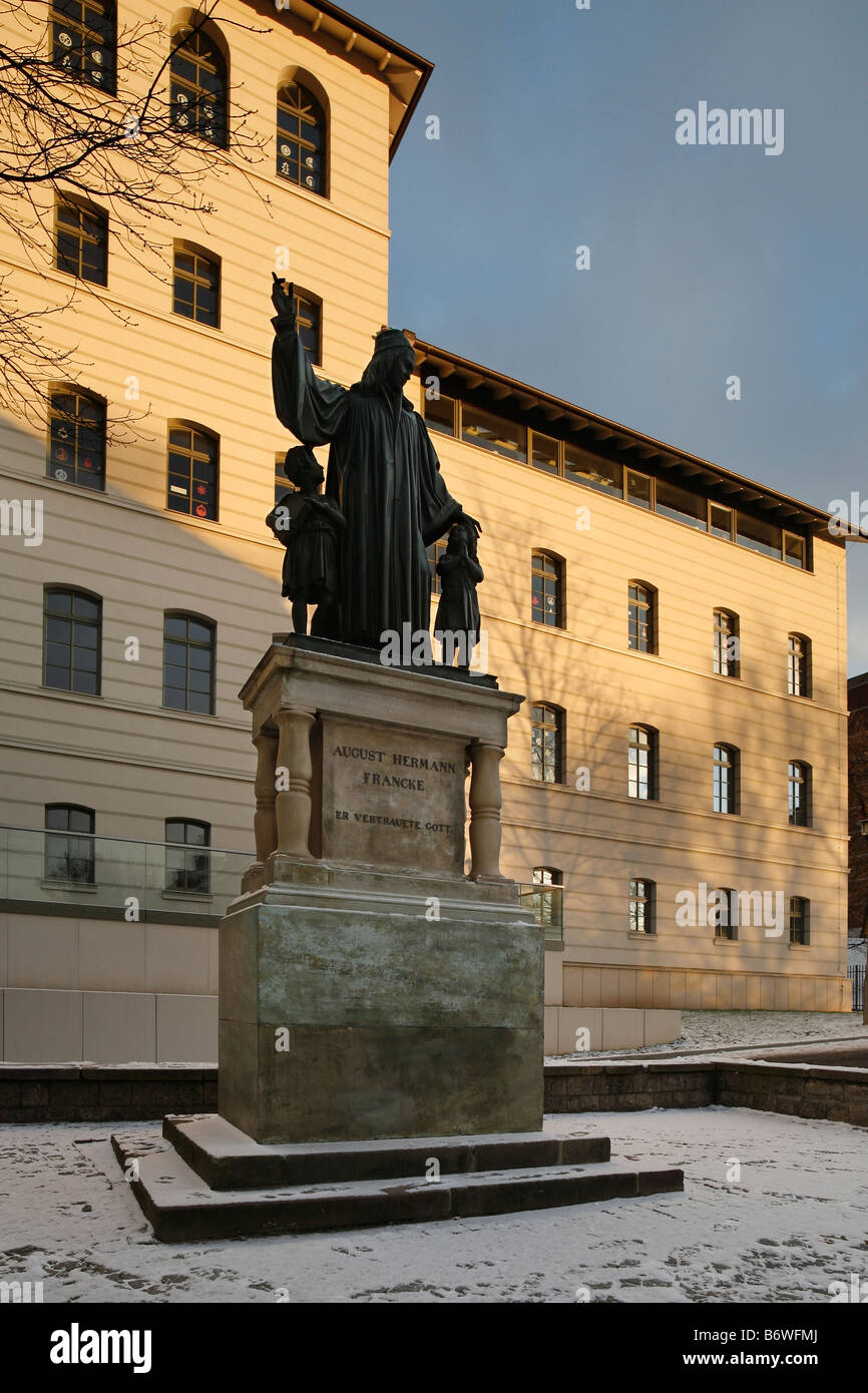Statua di August Hermann Francke a Halle, Germania; Francken's Stiftungen in Halle (Saale) Foto Stock