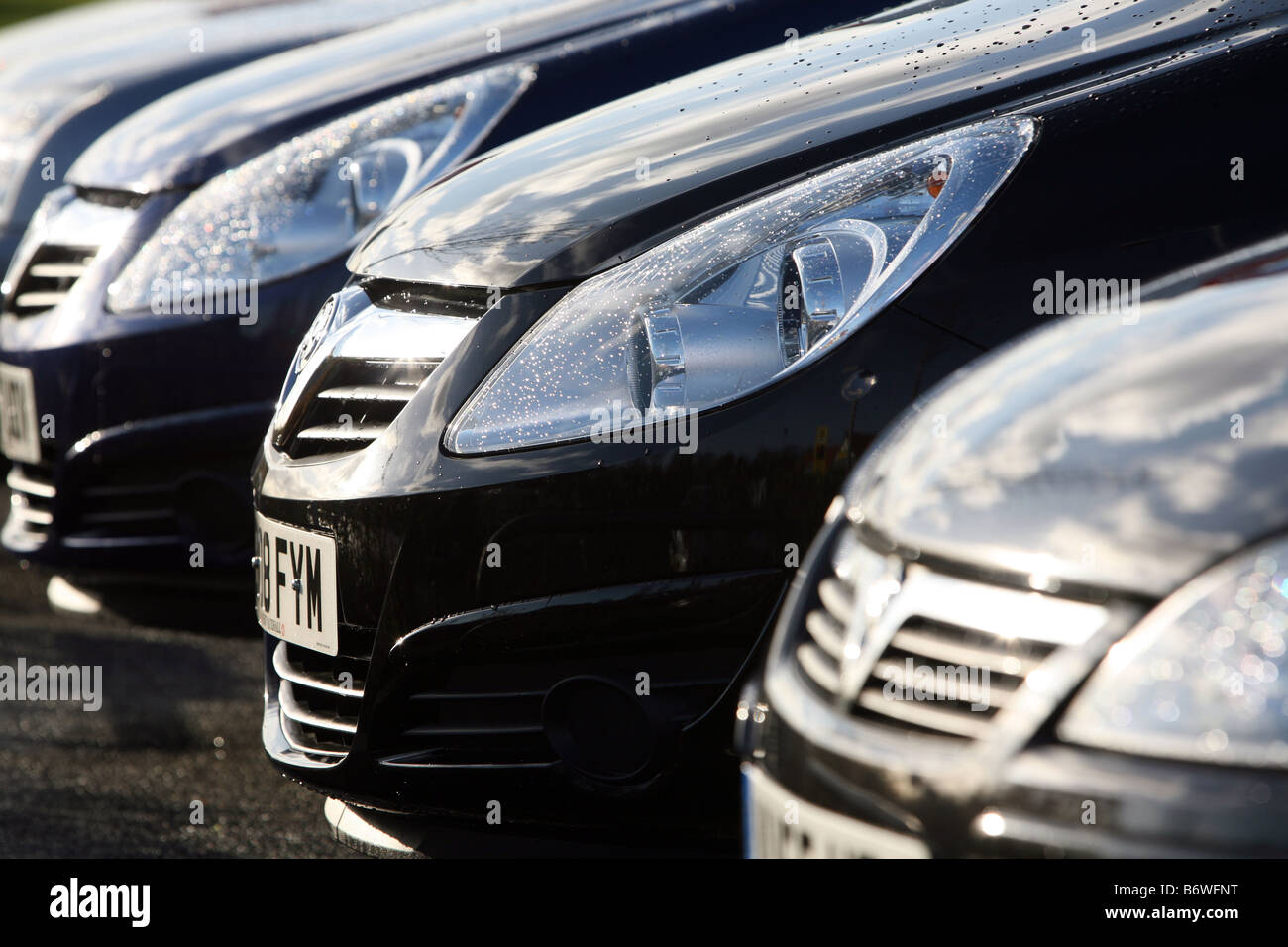 Vauxhall auto su un piazzale ai concessionari Foto Stock