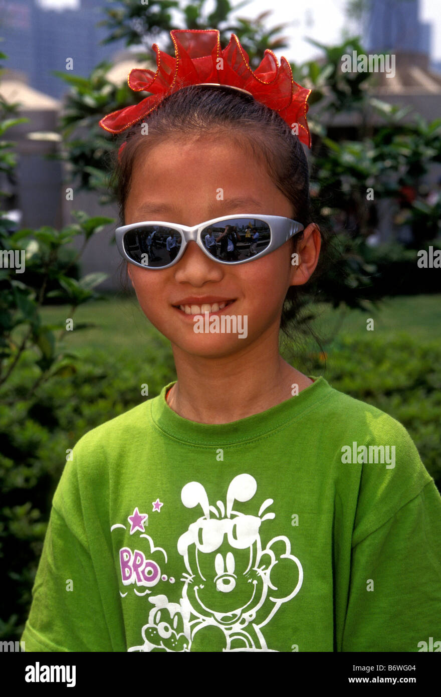 1, una ragazza cinese di indossare occhiali da sole, contatto visivo, la  vista frontale, la testa e le spalle ritratto, Shanghai, Comune di  Shanghai, Cina e Asia Foto stock - Alamy