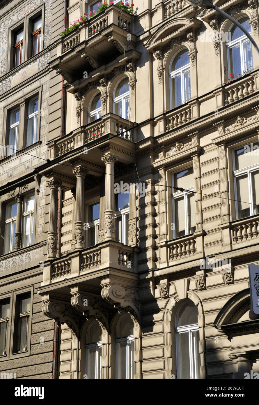 Facciate di edifici su Ujezd Street nel quartiere di Mala Strana di Praga Repubblica Ceca Foto Stock