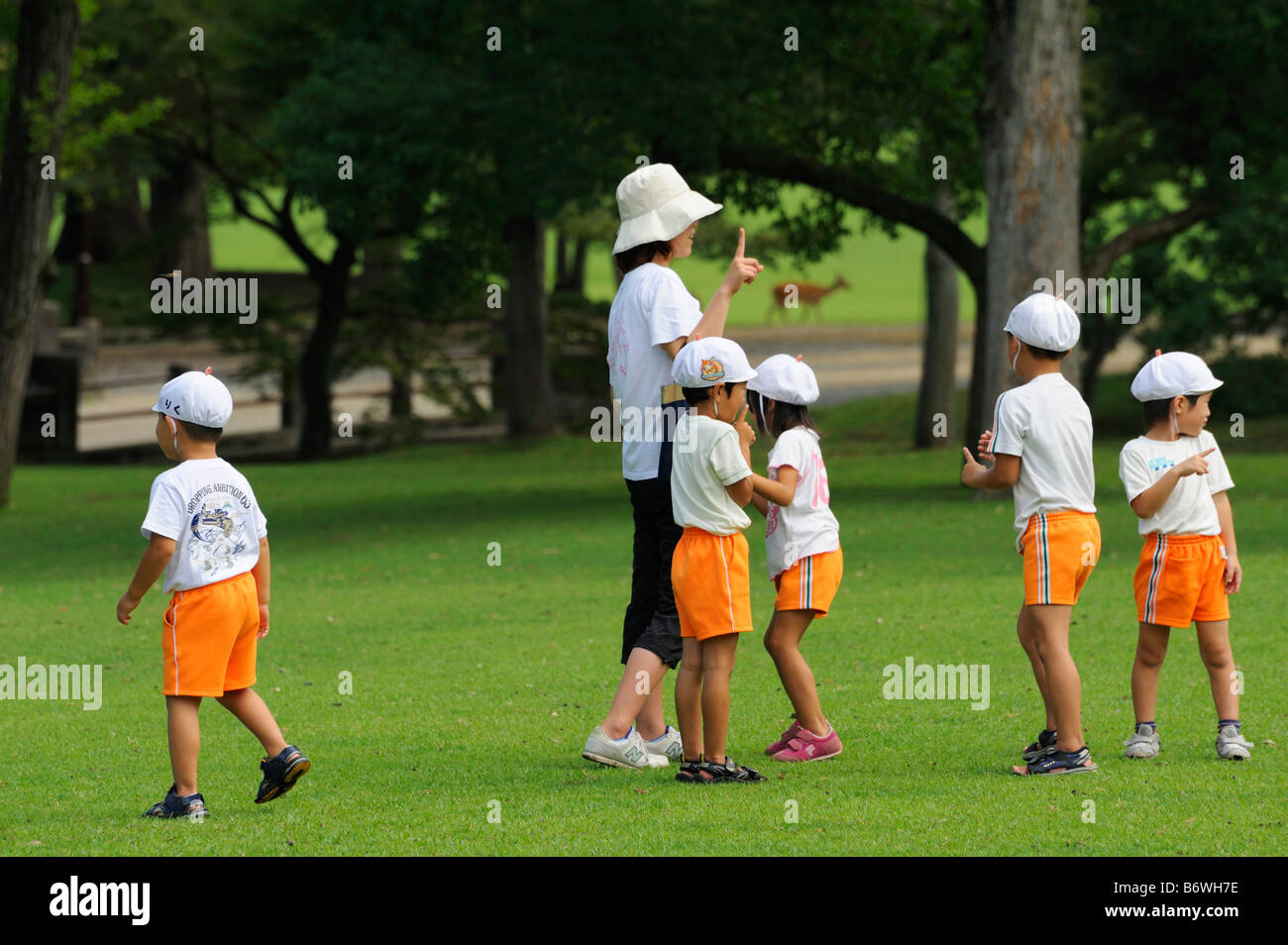 Gli studenti giapponesi giocando in un parco di Nara JP Foto Stock
