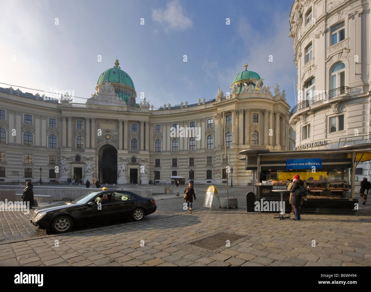 Taxi in attesa di una tariffa a fianco di un chiosco vendita di ciambelle, Michaelerplatz, Vienna, Austria Foto Stock