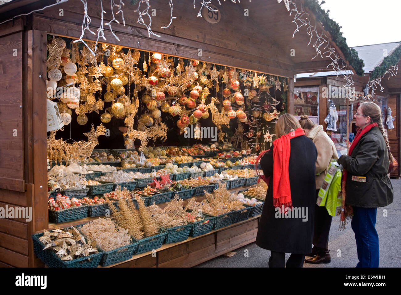 Chiosco vendita di decorazioni di Natale presso il mercatino di Natale in Maria Theresien Platz, Vienna, Austria Foto Stock