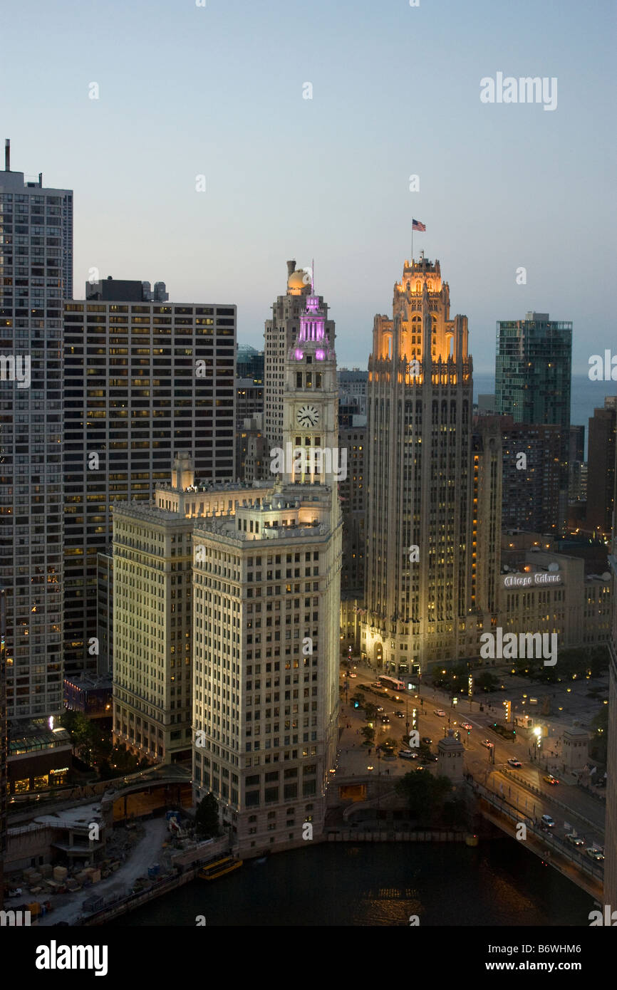Vista in elevazione del Wrigley Building e Tribune Tower di Chicago al crepuscolo Foto Stock