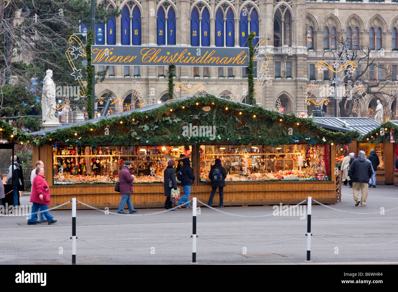 Mercatino di Natale di fronte al Municipio di Vienna, Austria Foto Stock