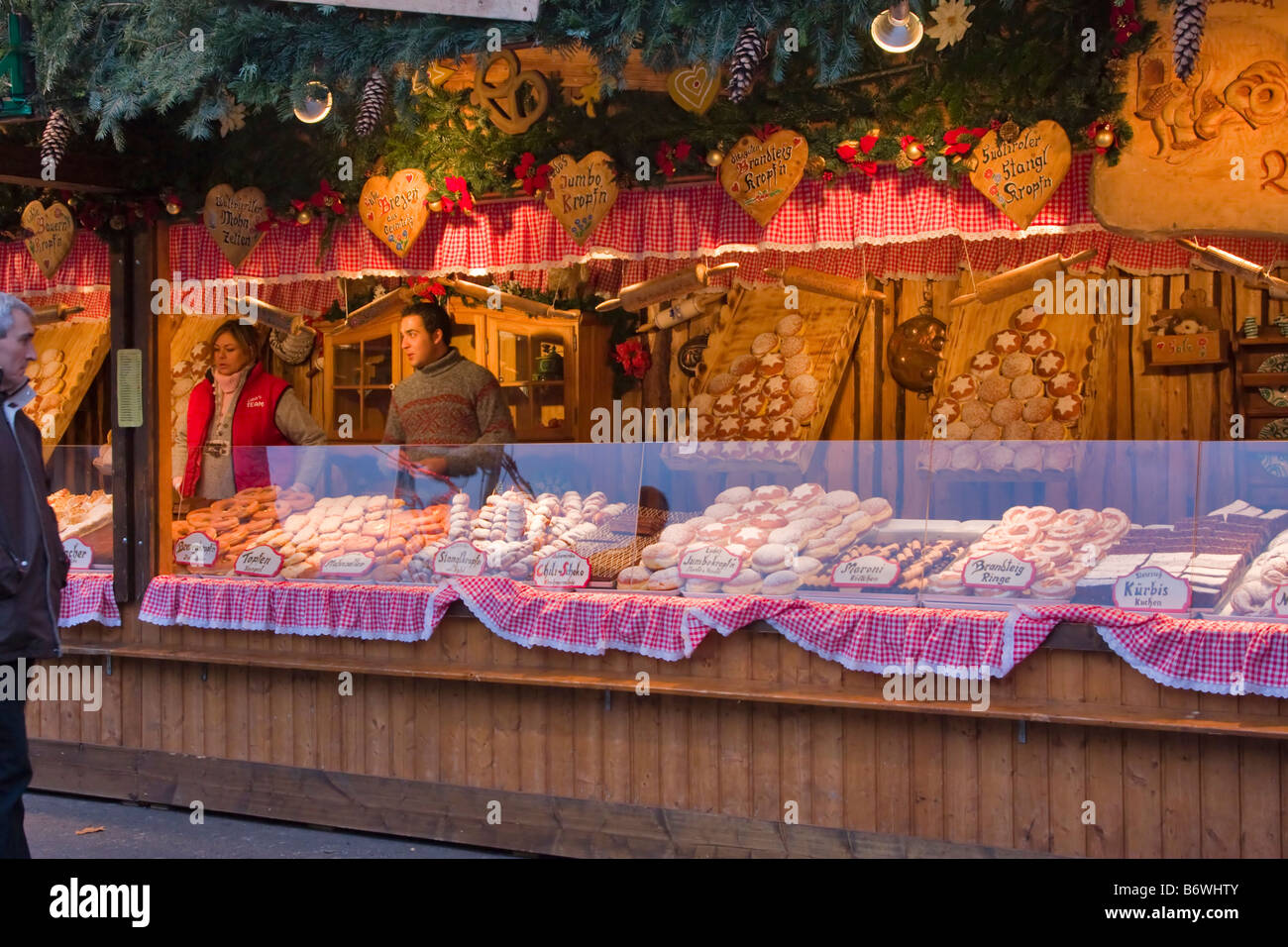 Chiosco vendita di prodotti da forno e pasticceria presso il Mercato di Natale, Vienna, Austria Foto Stock