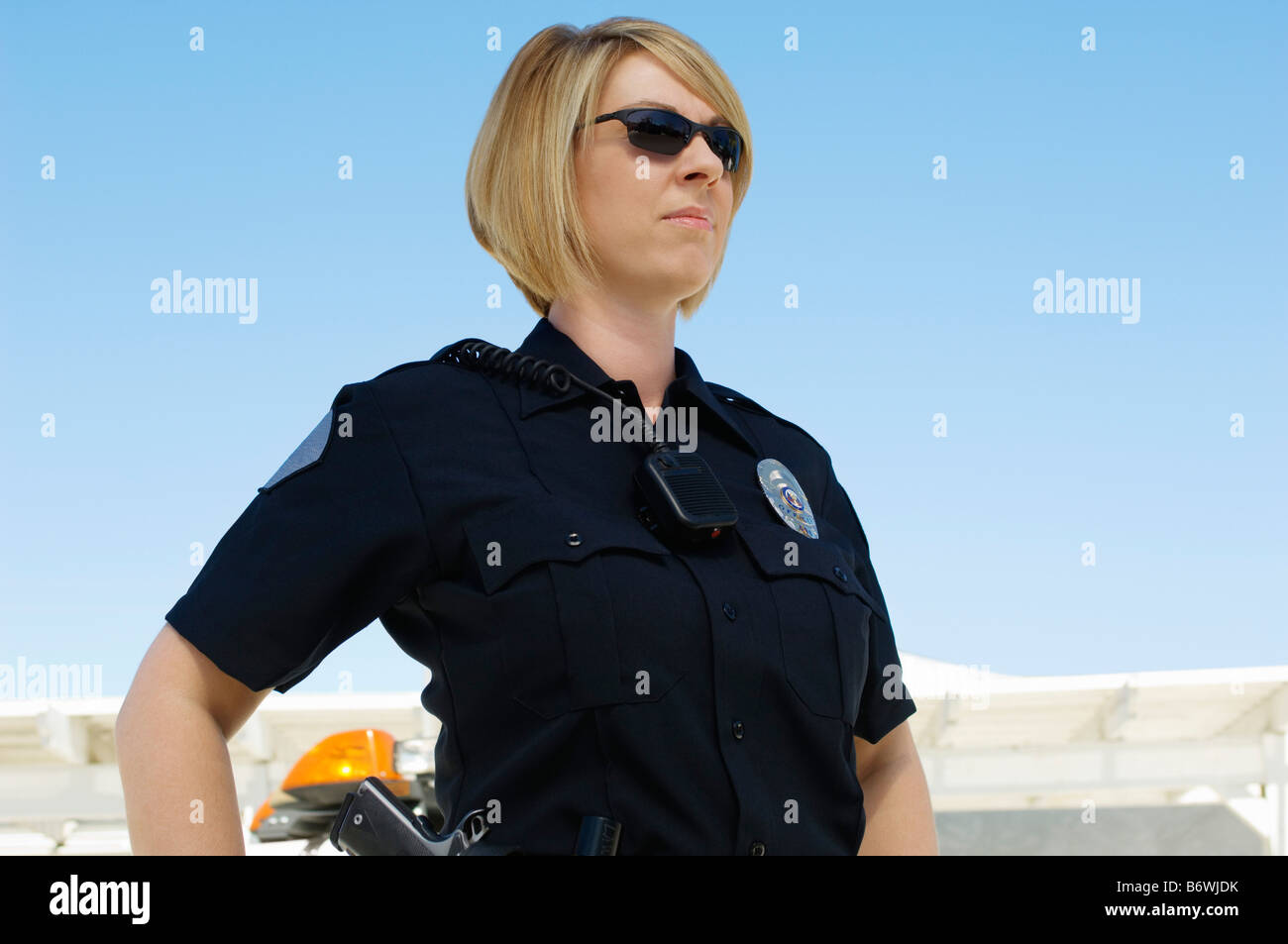 Funzionario di polizia indossando occhiali da sole Foto Stock