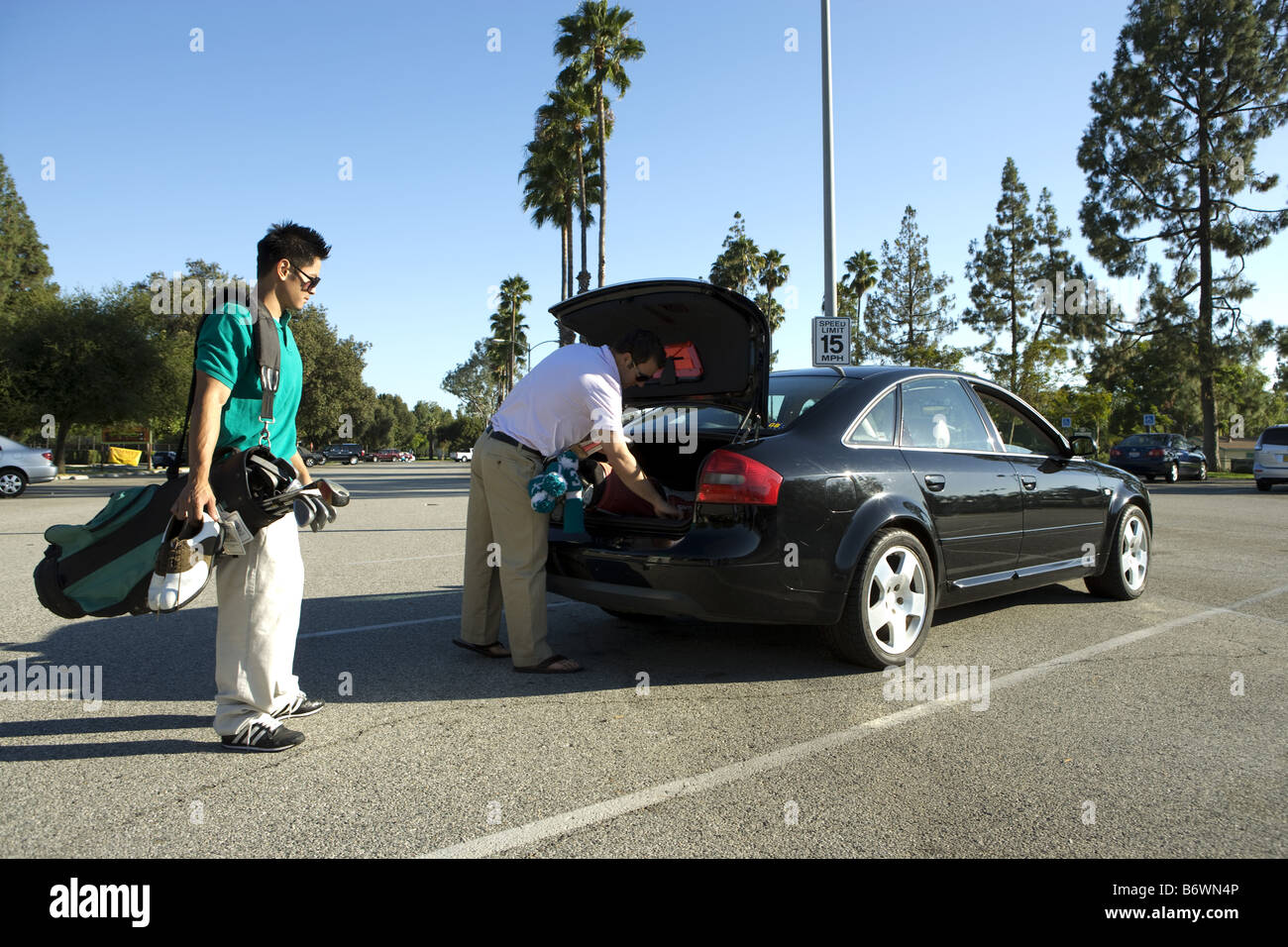 Gli amanti del golf la chiusura di tronco di auto per giocare a golf Foto Stock