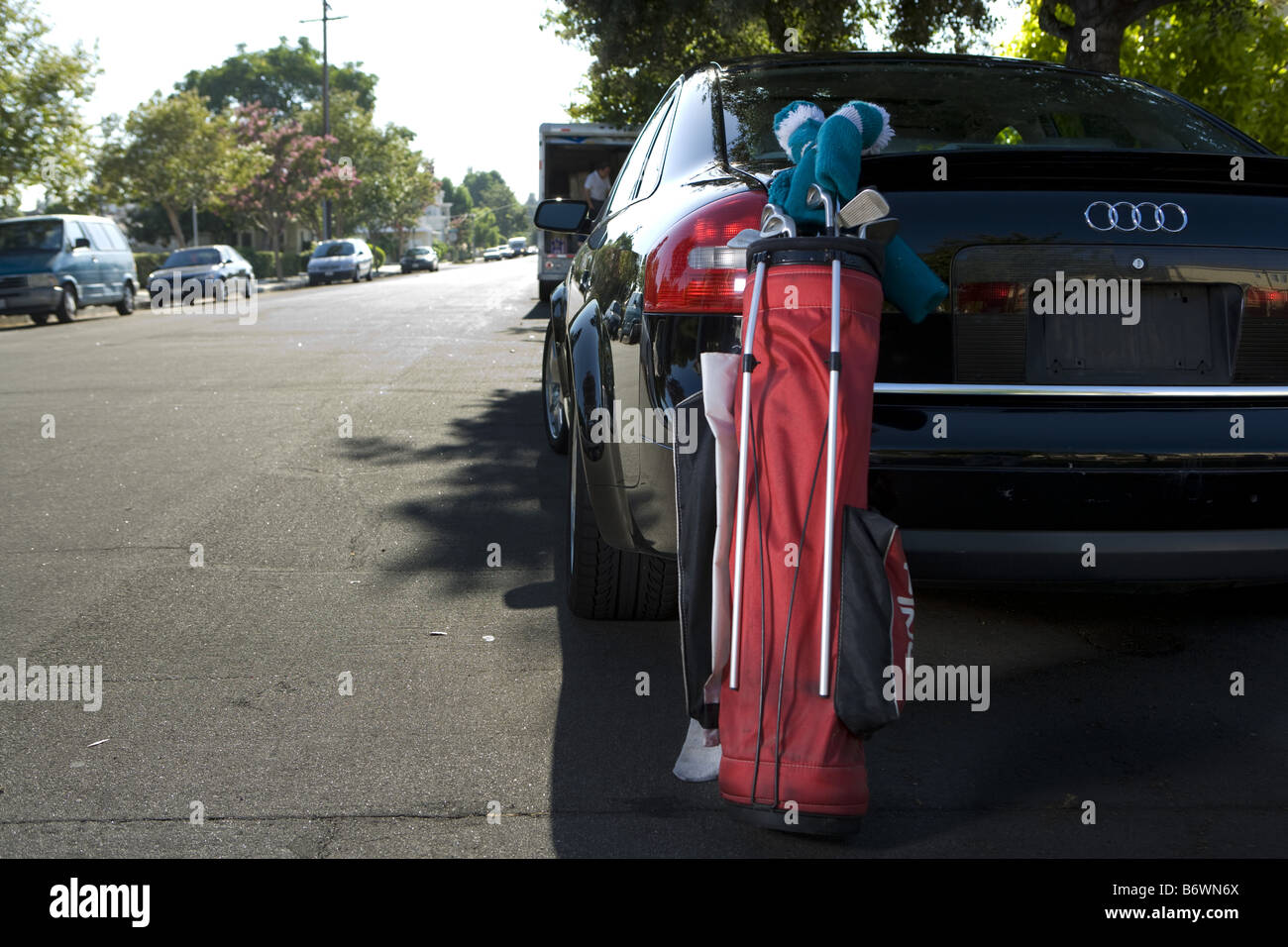 Borsa da golf e club in piedi accanto a AUTO Foto Stock