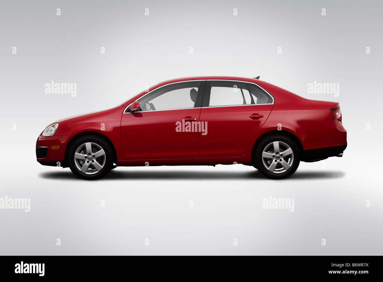 2009 Volkswagen Jetta se in rosso - Driver Profilo laterale Foto Stock