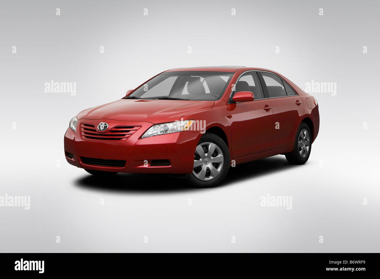2009 Toyota Camry LE I4 in rosso - Vista anteriore angolare Foto Stock