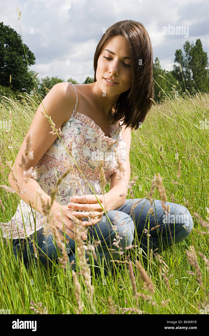 La donna in un campo Foto Stock