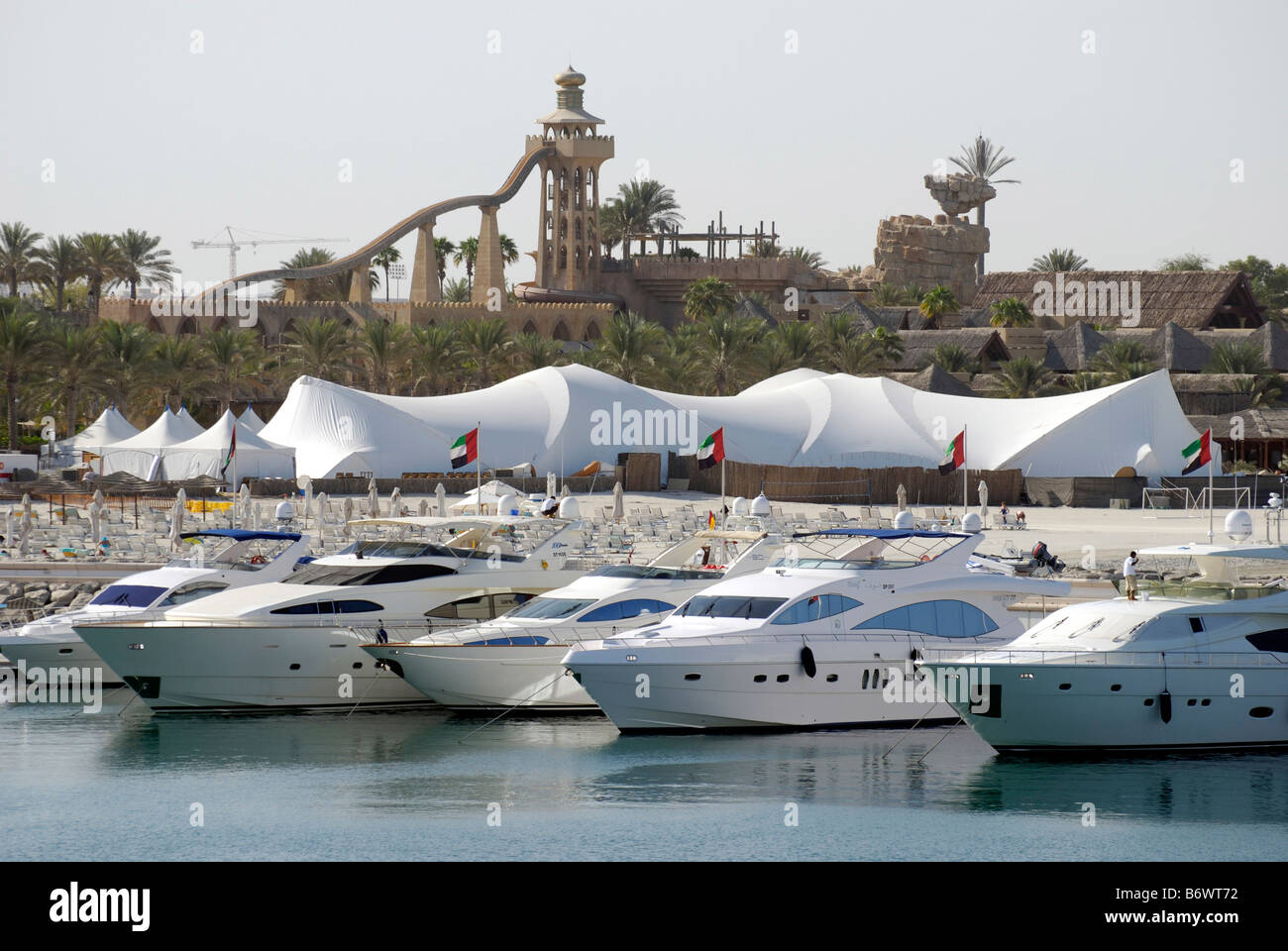 Motoryacht di lusso Jumeirah Beach marina dubai enorme marquee & enorme scivolo d'acqua in background Foto Stock