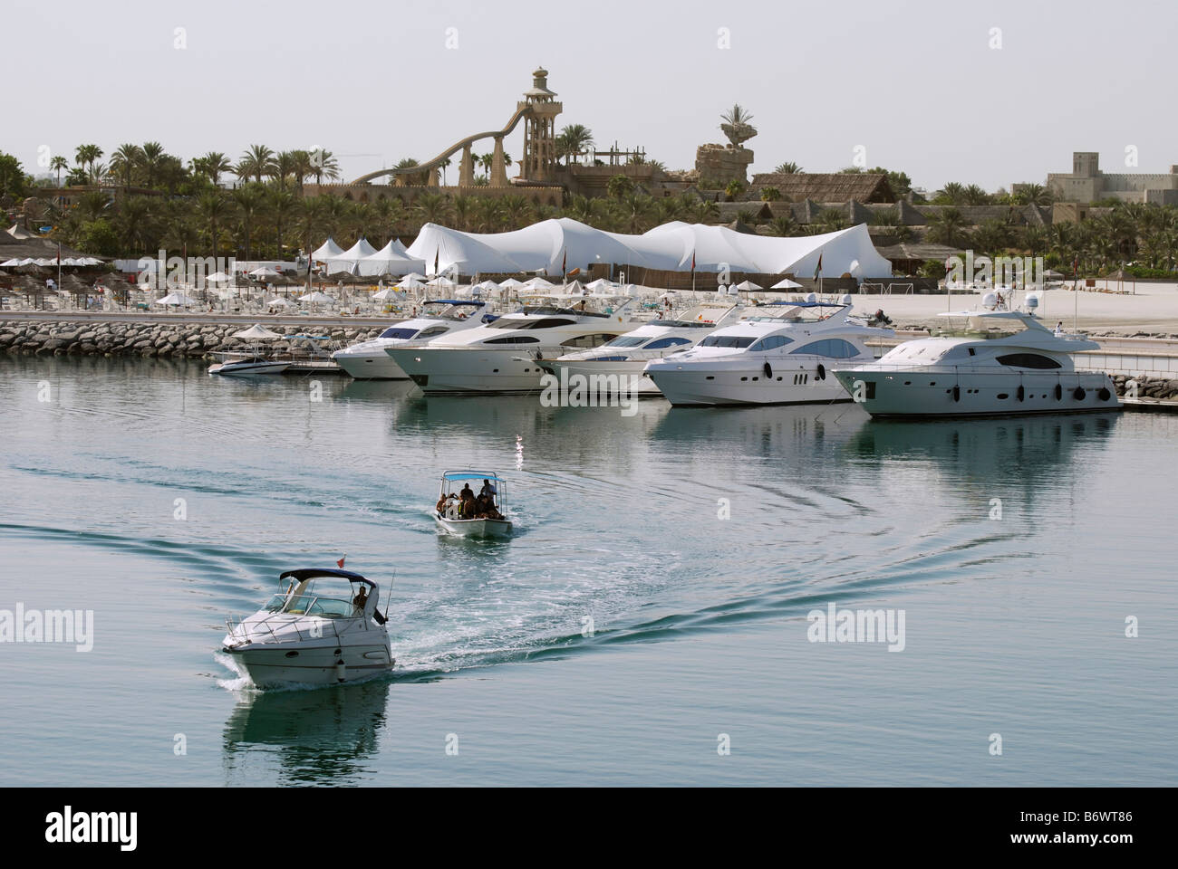 Motor Yacht ormeggiati a Marina Jumeirah Beach Dubai una voce fuori in mare Foto Stock