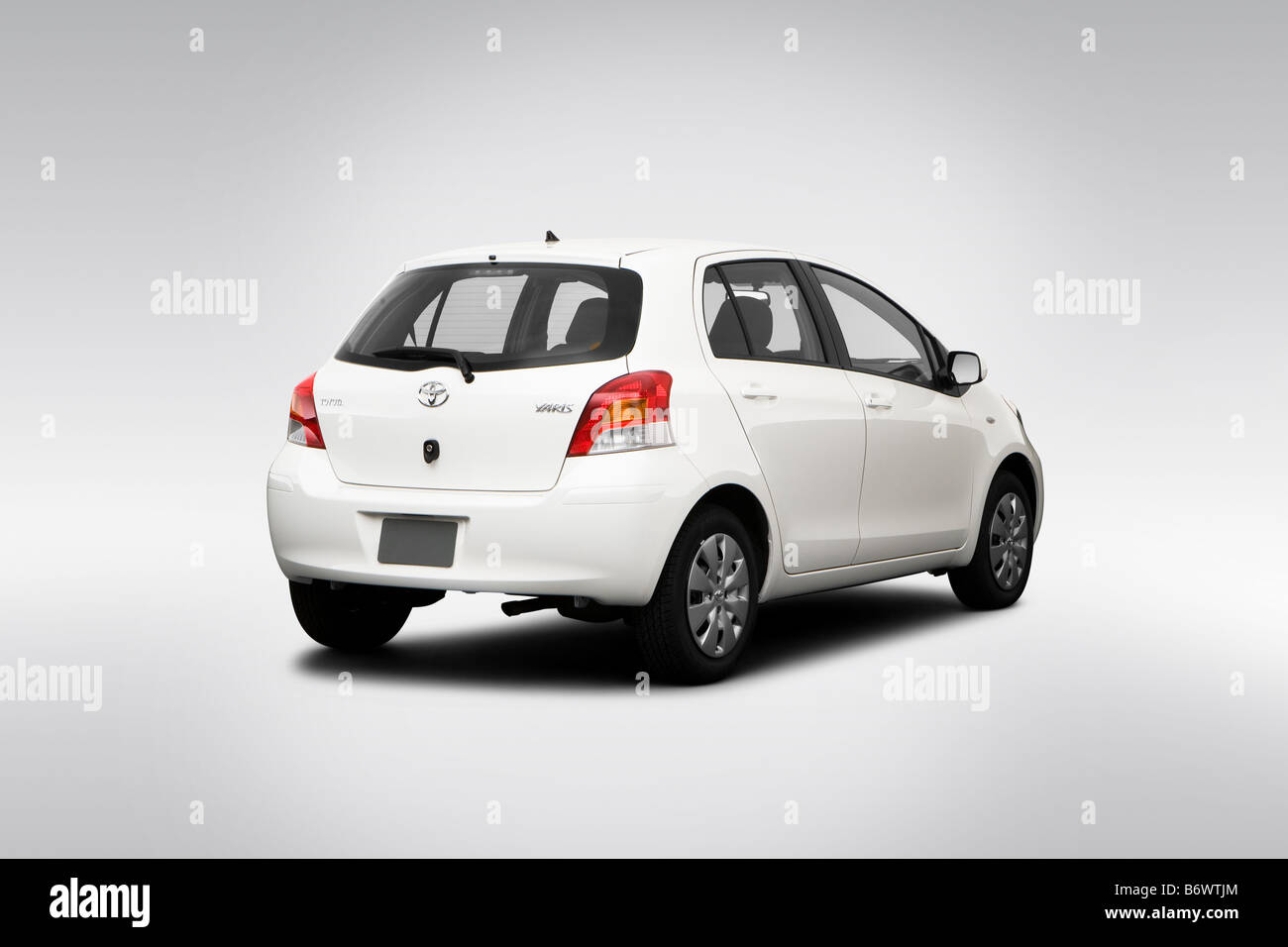 2009 Toyota Yaris in bianco - angolo posteriore vista Foto Stock