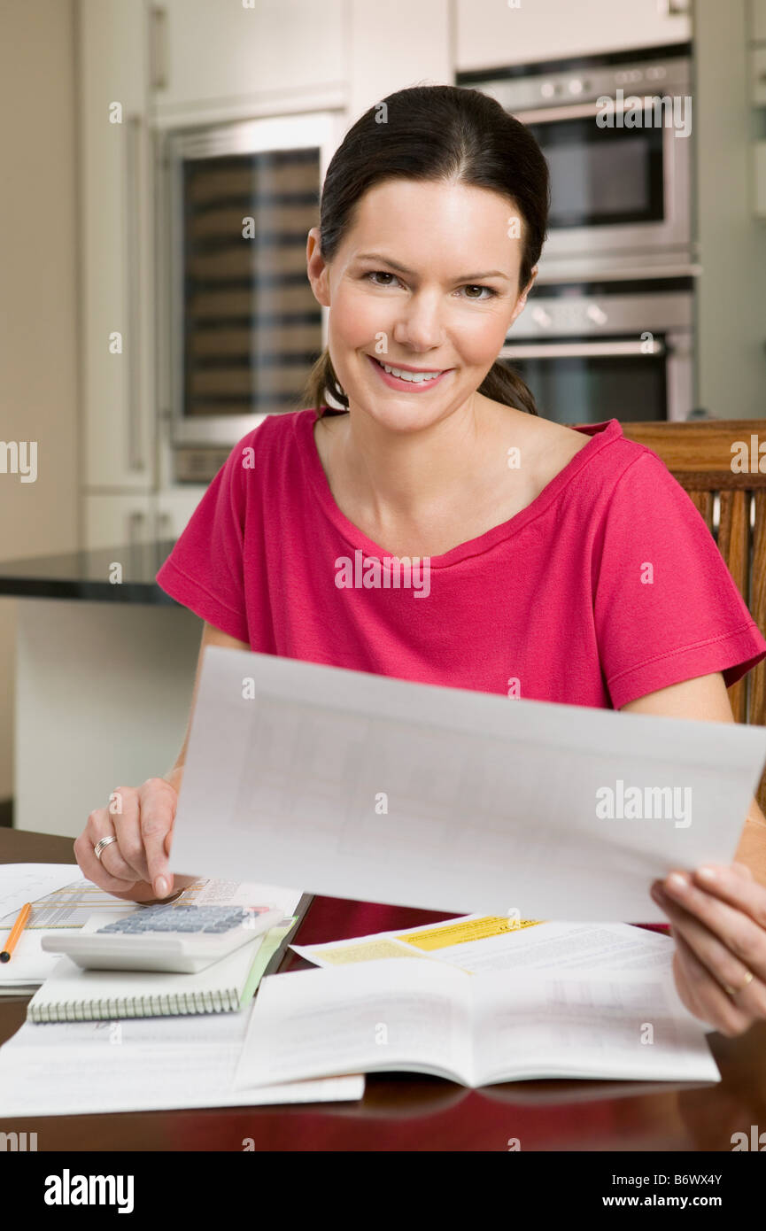 Donna con la documentazione Foto Stock