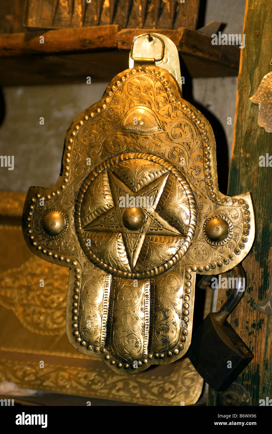 Il Marocco, Marrakech. L'uomo la lettura del Corano in metallo lavoratori Souk. Foto Stock