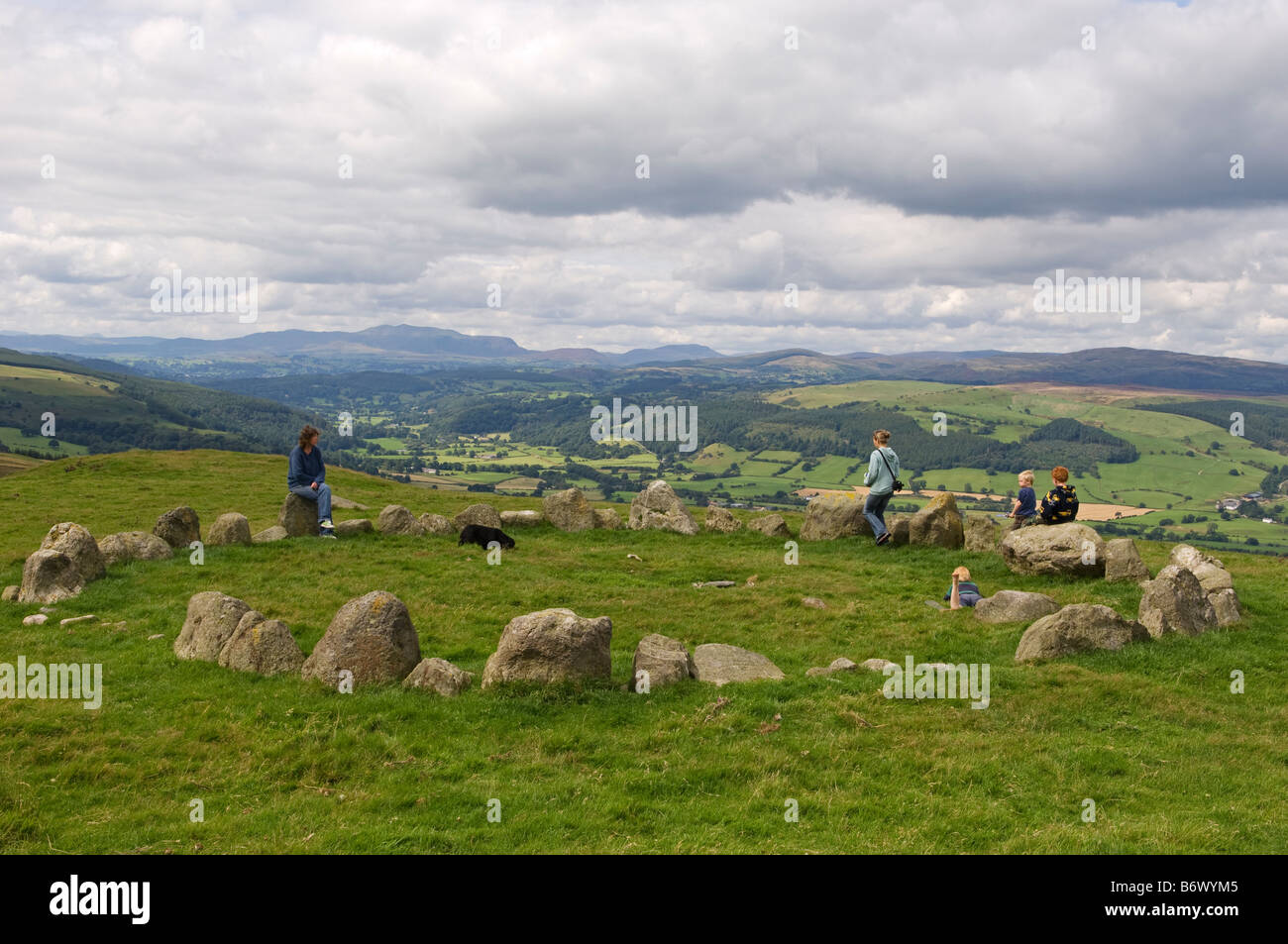 Il Galles, Denbighshire, a Llandrillo. Moel Ty Uchaf un cerchio di pietra sorge sul bordo del Berwyn Mountains Foto Stock