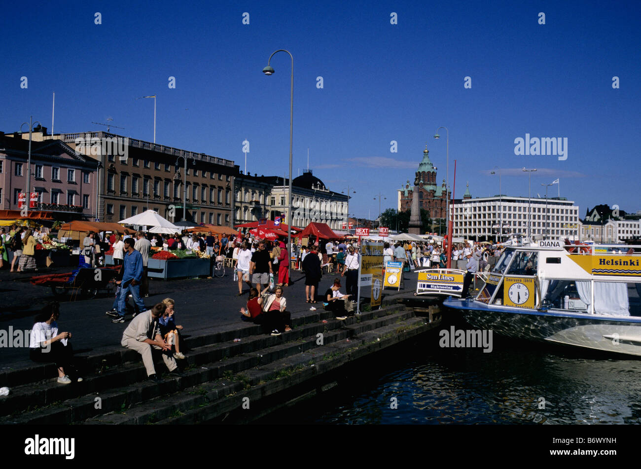 Il porto di Helsinki anteriore e mercati all'aperto. Il palazzo presidenziale e la Cattedrale luterana sono visibili in background. Foto Stock