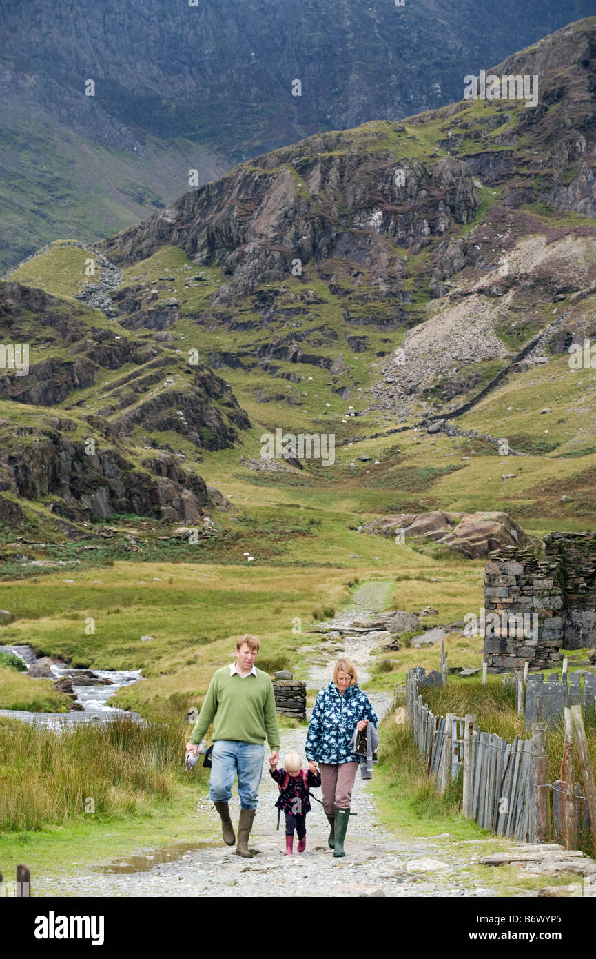 Il Galles, Conwy, Snowdonia. Una famiglia a piedi nella Cwm Llan lungo il percorso Watkin uno dei percorsi fino Snowdon. Foto Stock