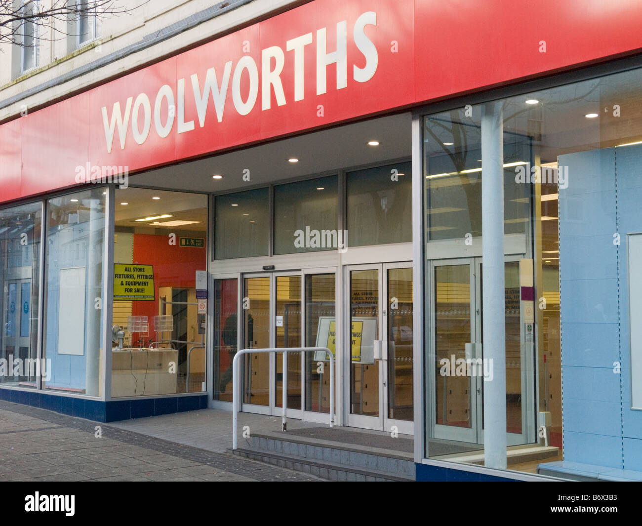 Bangor Gwynedd North Wales UK Woolworths store shop frontale chiuso verso il basso Foto Stock