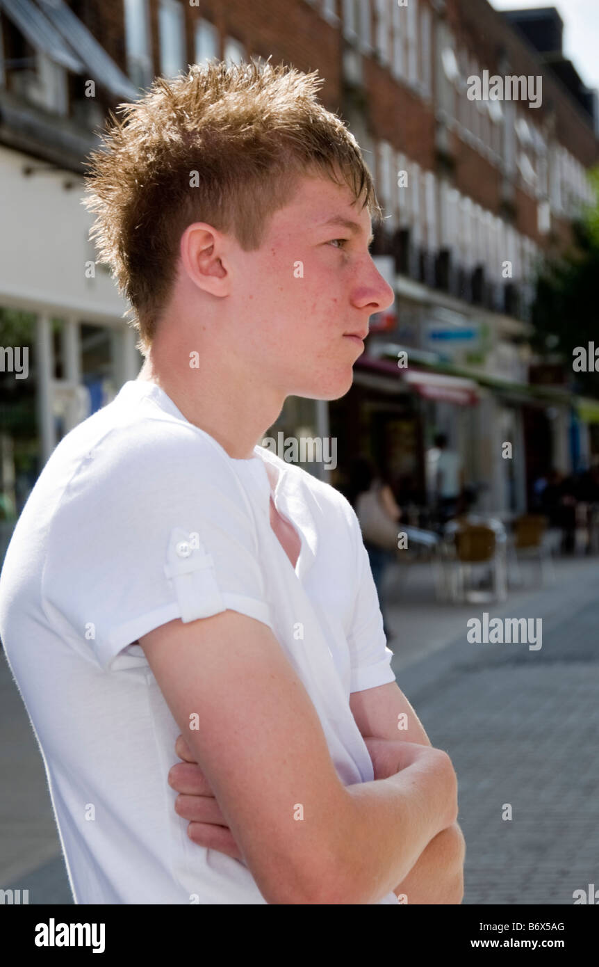 Ragazzo adolescente in profilo cercando grumpy Foto Stock