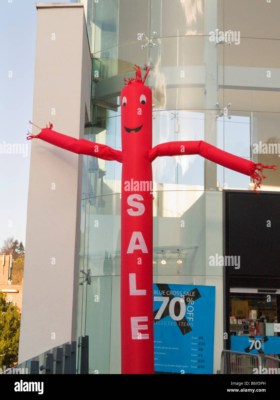 Regno Unito gonfiato rosso segno di vendita al di fuori del negozio Foto Stock