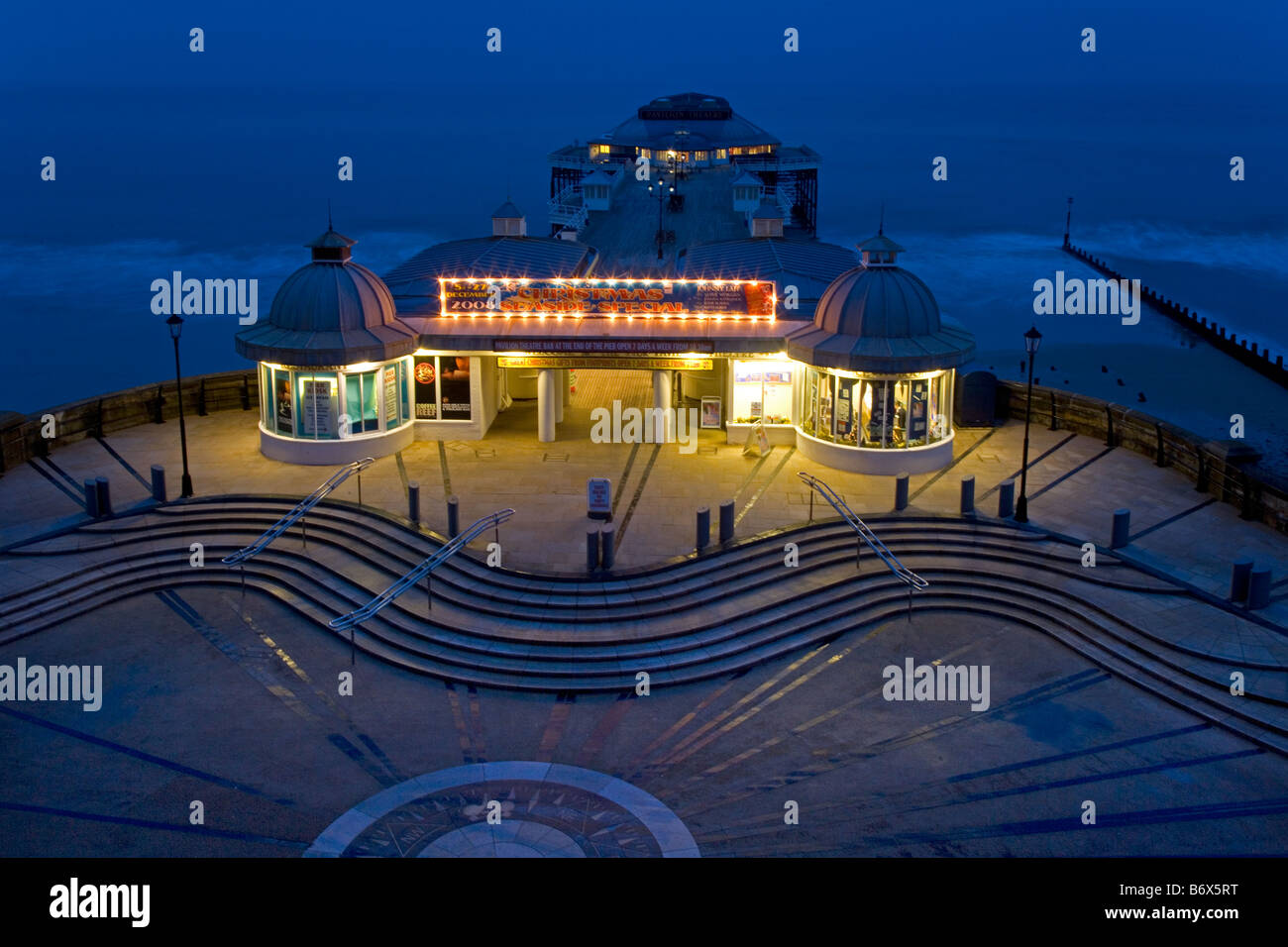 Città Cromer Pier Norfolk durante la notte con le luci di Natale Foto Stock