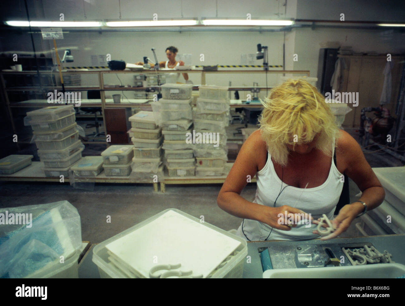 Lavoratore all'interno del Waterford Wedgwood Pottery Stoke on Trent Staffordshire Inghilterra. La società tra cui Wedgwood Pottery, Royal Foto Stock